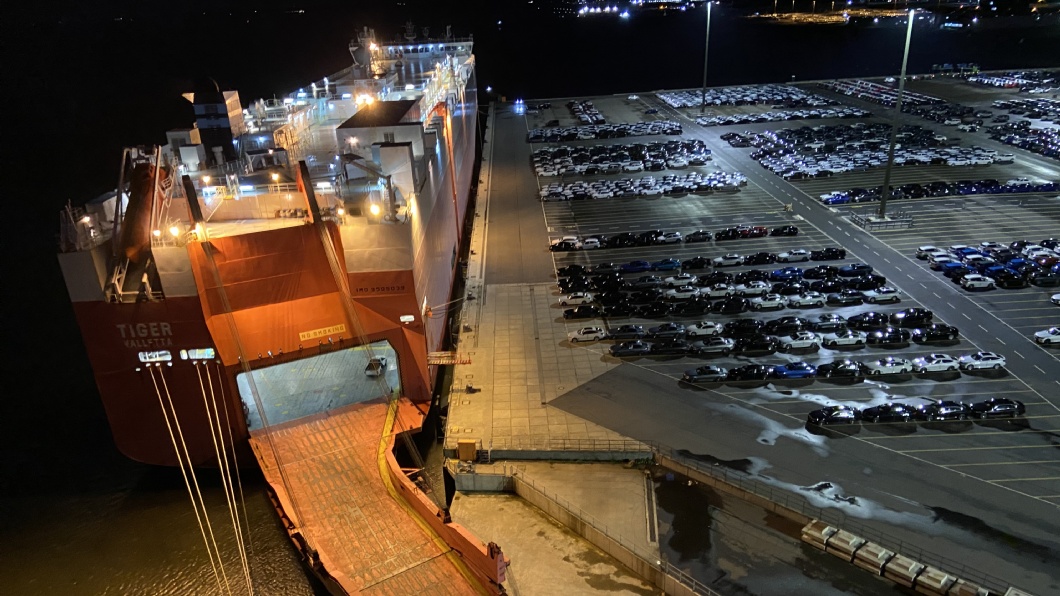 Lighting for the deep-water terminal – Cuxport, Cuxhaven 2