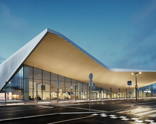 Flughafen Helsinki — Außenbereich mit ewoLightTile 1