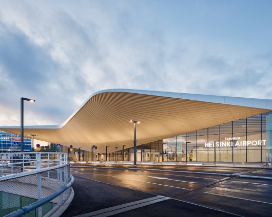 Flughafen Helsinki — Außenbereich mit ewoLightTile 2