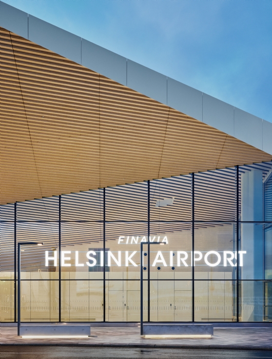 Flughafen Helsinki — Außenbereich mit ewoLightTile 4