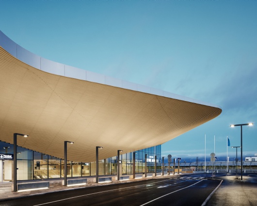 Flughafen Helsinki — Außenbereich mit ewoLightTile 3