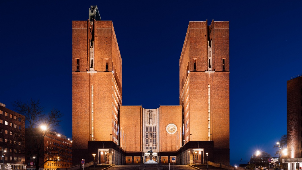 OSLO RÅDHUS - MONUMENTALES GEBÄUDE, AKZENTUIERENDE BELEUCHTUNG 1